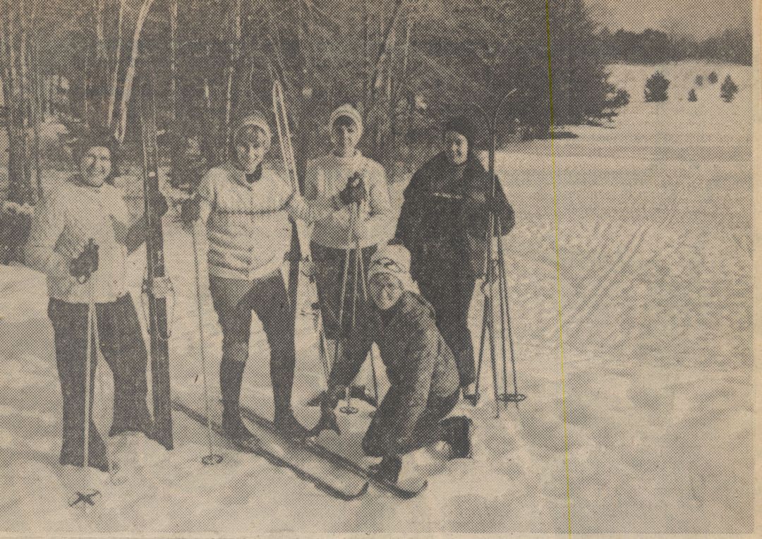 1977: Ski outing with Claire Schmitt, Marilyn Engeles, Mary MacDonald, Claire Kennecott and Beverly Kingsley (kneeling).